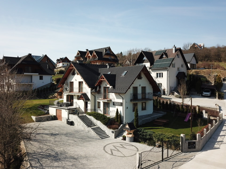 Budynek apartamentów Na Pienińskim Wzgórzu z zewnątrz